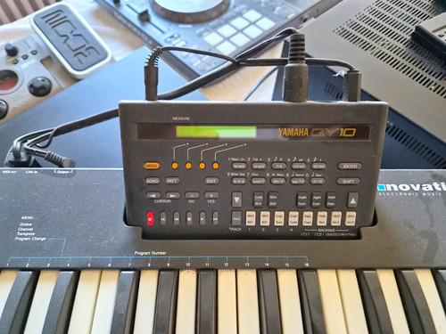 Yamaha qy10 drumcomputer - yamaha,